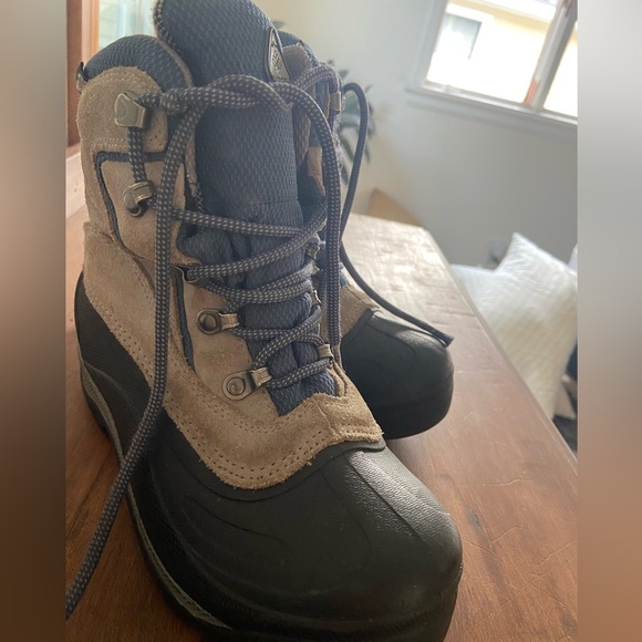 Women’s Columbia Winter Boots - Picture 4 of 5